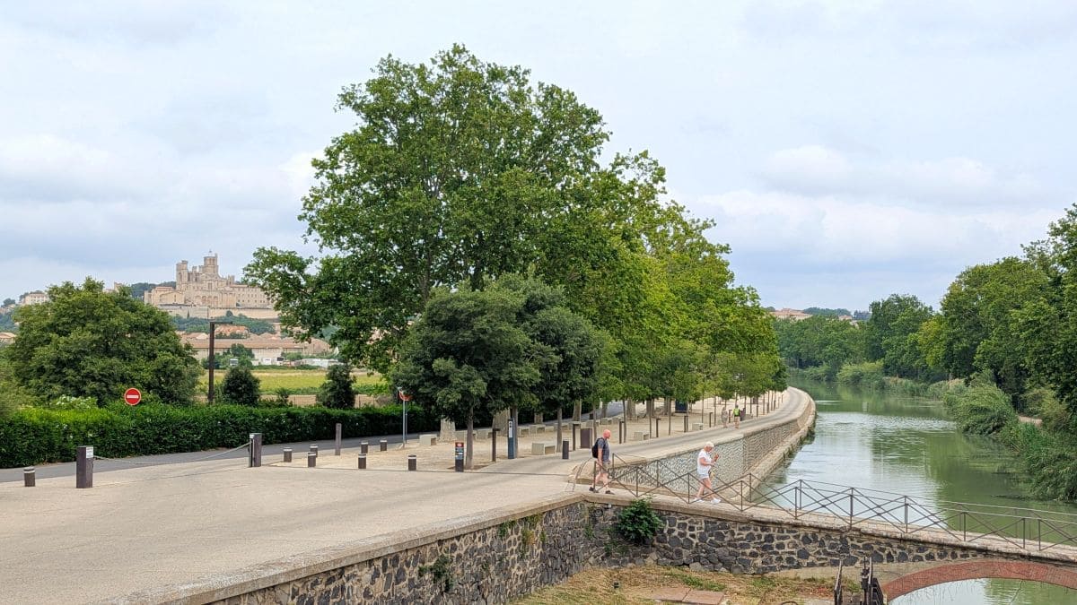 voie douce au niveau des ecluses de fonseranes au bord du canal du midi