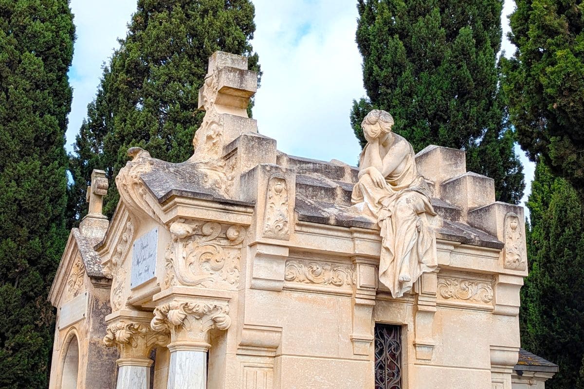 cimetiere vieux de beziers avec tombes richement ornees
