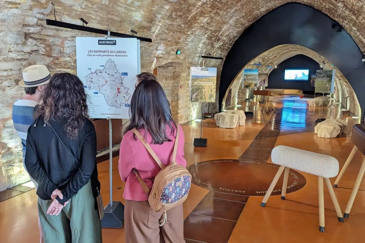 Aire du viaduc de Millau, 5 bonnes raisons de s'y arrêter ! exposition les remparts du larzac sur l aire de millau