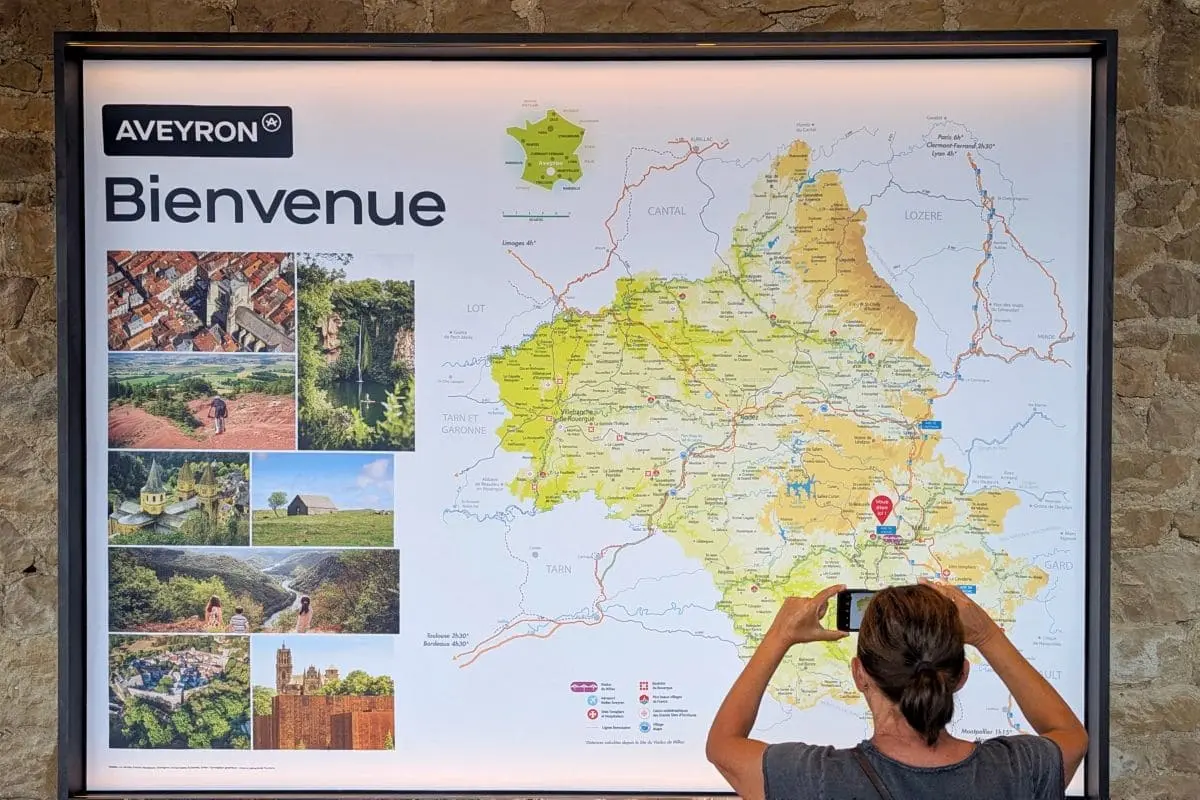 Aire du viaduc de Millau, 5 bonnes raisons de s'y arrêter ! carte de l aveyron a l aire d autoroute de millau