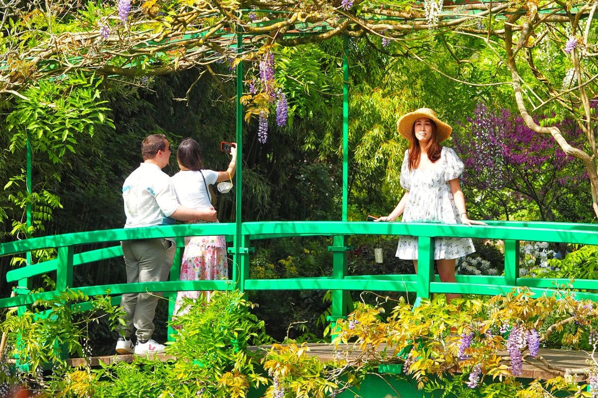 Visiter l'univers de Claude Monet à Giverny pont japonais dans les jardins de giverny