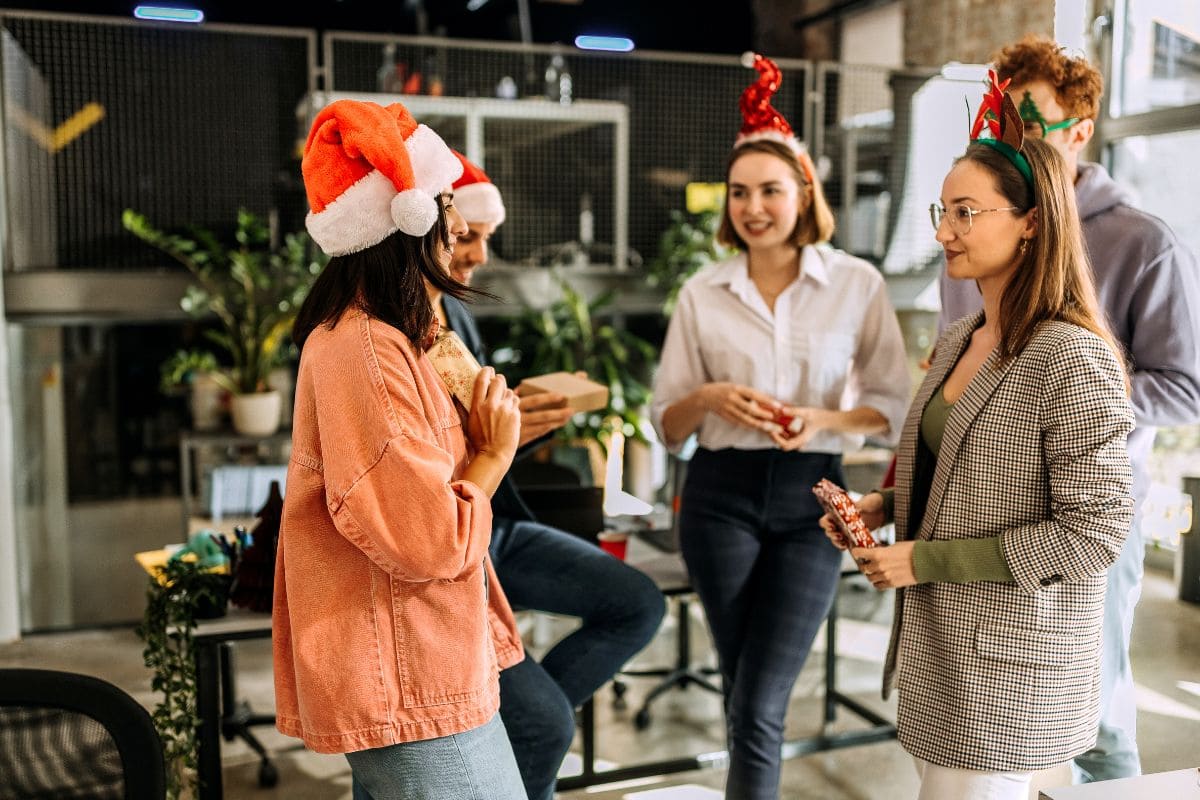Secret Santa, comment l'organiser, où trouver les cadeaux ? secret santa entre collegues