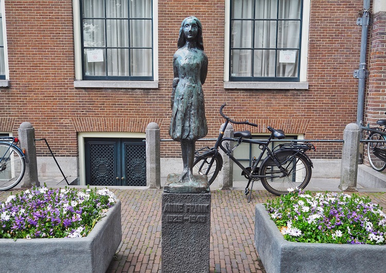 Statue-anne-frank-amsterdam