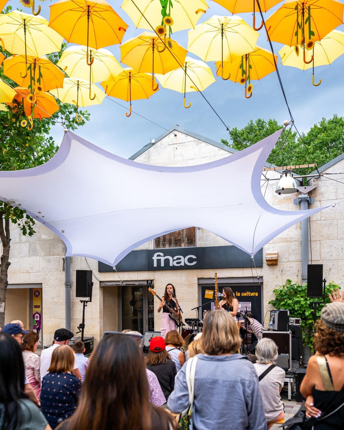 spectateurs assistant a un concert gratuit a bercy village paris