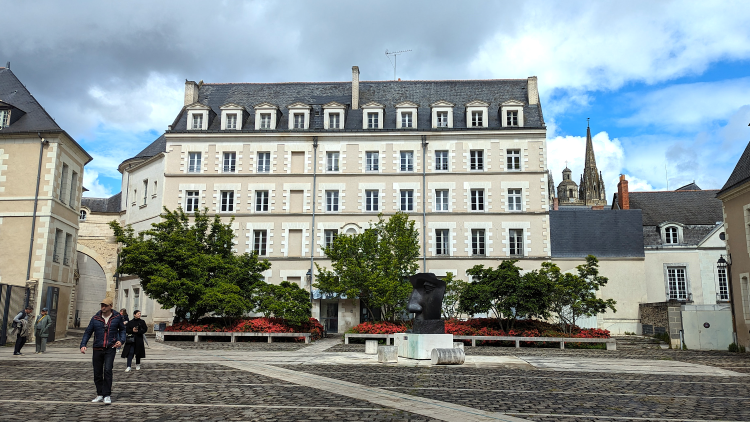 angers-place-saint-eloi-750