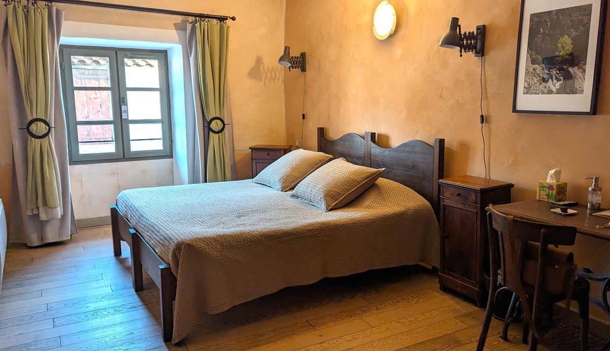 Week-end à vélo le long de la Passa Païs en Occitanie ! chambre de la maison d hotels des lits sur la place herepian