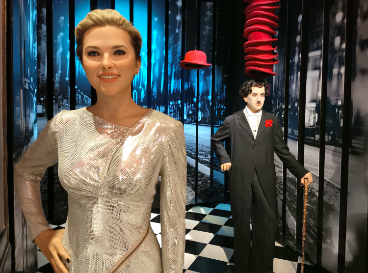 musee-grevin-statue-scarlett-johansson-charlie-chaplin