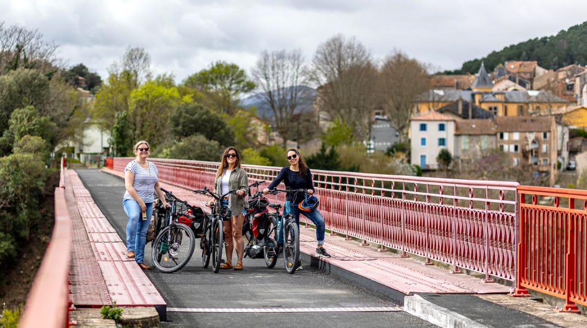 Week-end à vélo le long de la Passa Païs en Occitanie ! cyclotouristes sur la passa pais a l entree d olargues