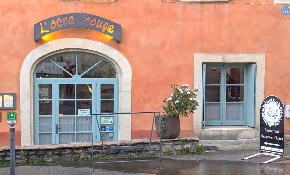 Week-end à vélo le long de la Passa Païs en Occitanie ! entree restaurant l ocre rouge herepian