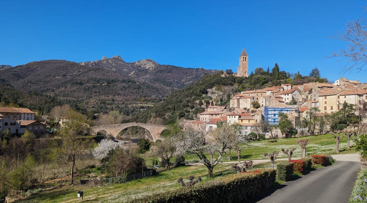 Week-end à vélo le long de la Passa Païs en Occitanie ! village d olargues et son pont du diable depuis la passa pais