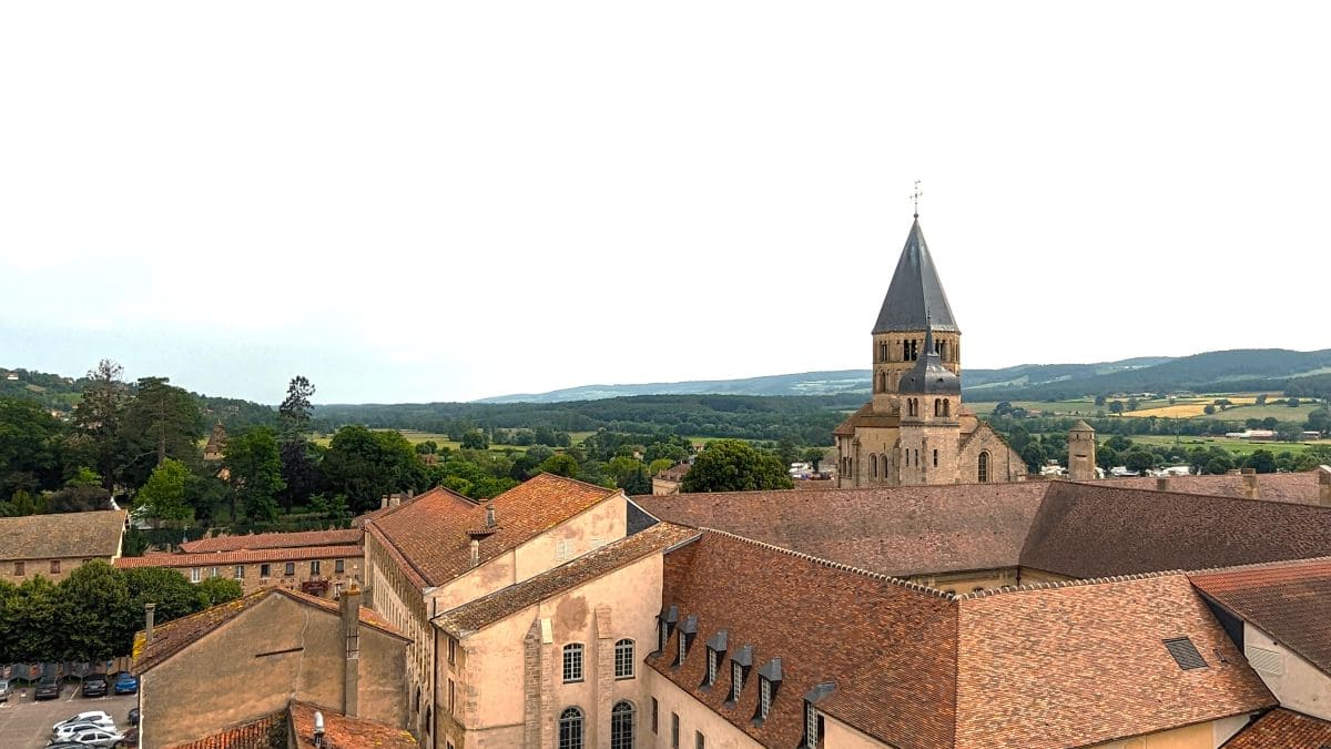 Explorez la Bourgogne du Sud en suivant la CycloRoute71 ! vue de cluny depuis la tour des fromages
