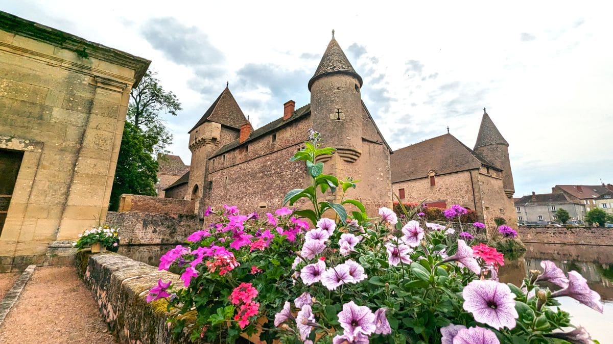 Explorez la Bourgogne du Sud en suivant la CycloRoute71 ! facade du chateau de la clayette
