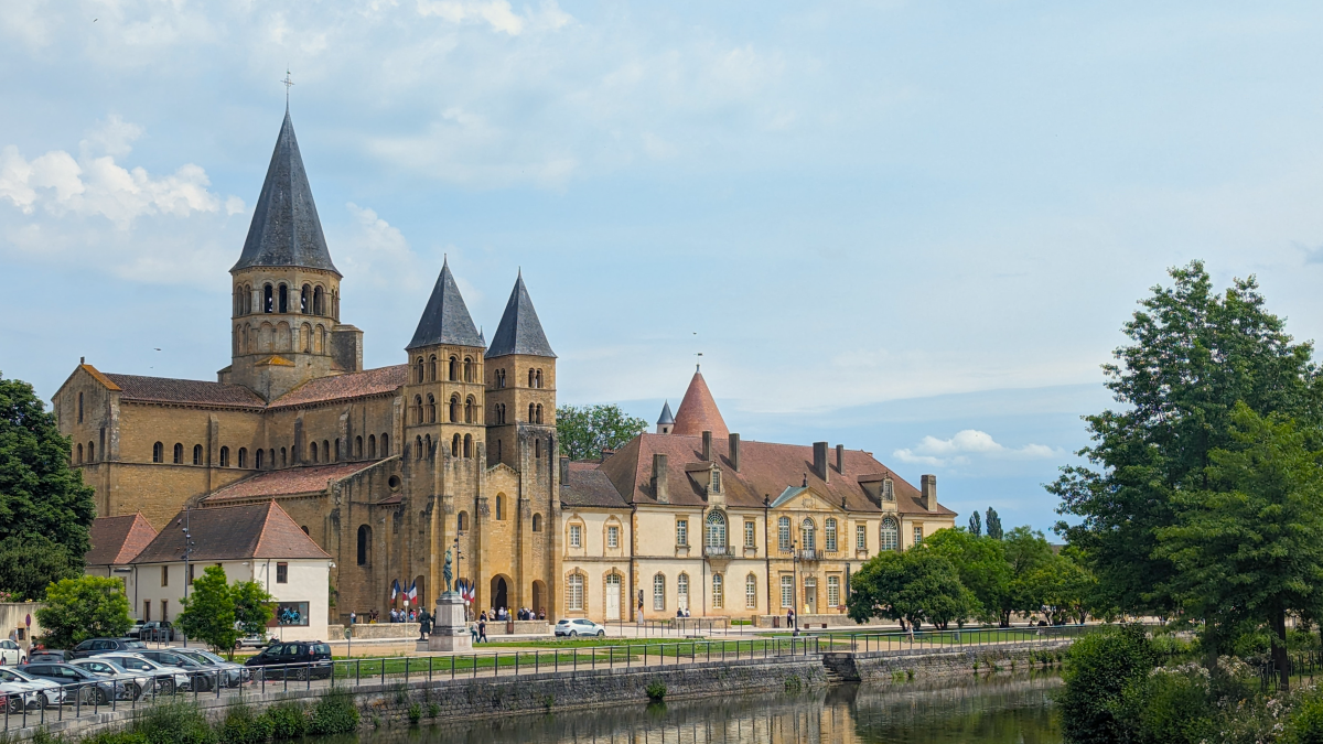 paray-le-monial-basilique-vue-pont