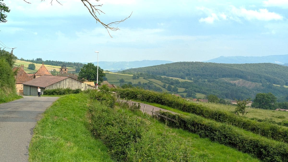 Explorez la Bourgogne du Sud en suivant la CycloRoute71 ! paysages de la cycloroute71 en arrivant a cluny