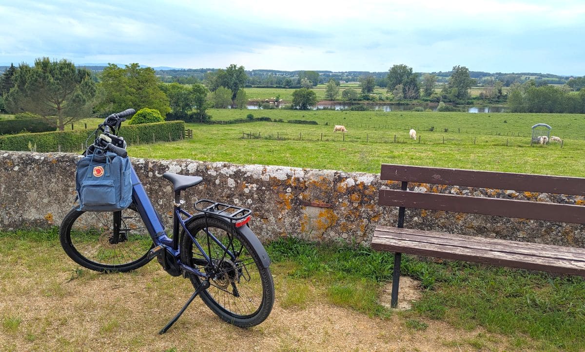 Explorez la Bourgogne du Sud en suivant la CycloRoute71 ! paysage depuis le devant de l eglise de baugy en bourgogne