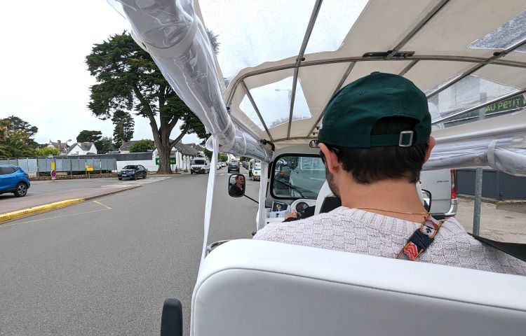 carnac-visite-tuktuk-depuis-interieur