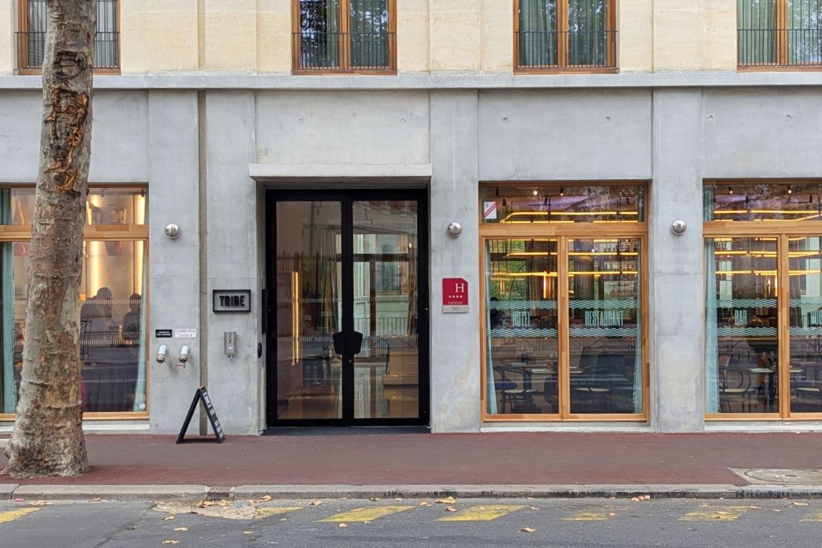 Facade-avant-restaurant-tribe-table-clichy-hotel