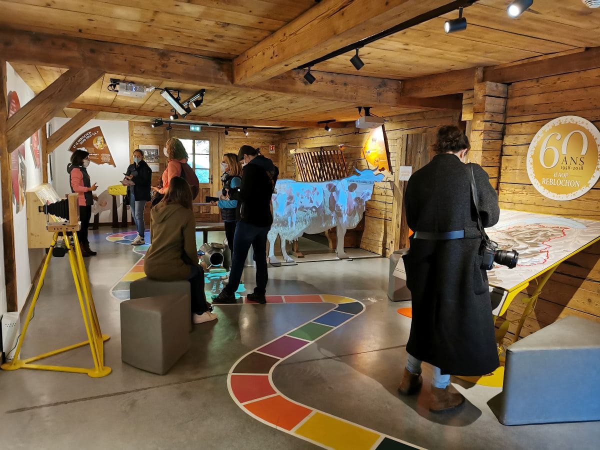 La route des fromages de Savoie 🧀| Activités et bonnes adresses ! salle interieure du hameau des alpes