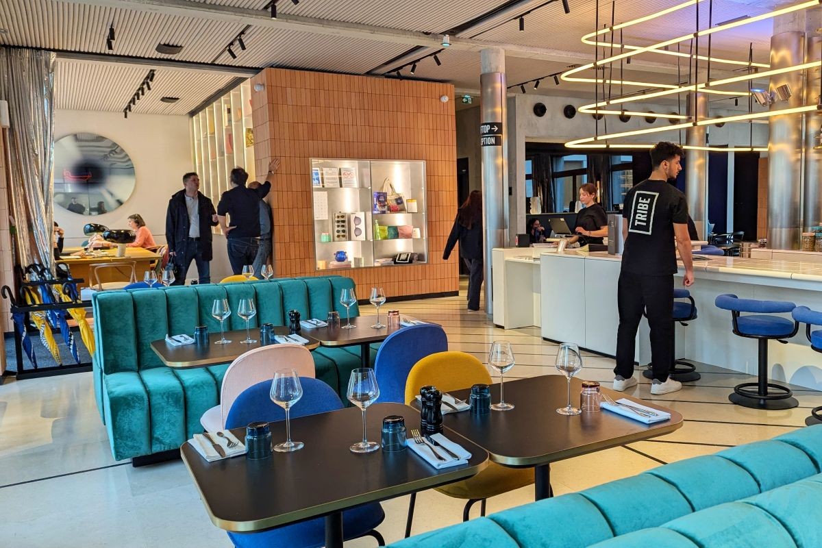 vue interieure du restaurant Tribe Table Clichy