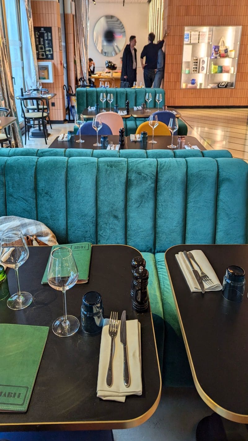 Le Tribe Table Clichy : voyage culinaire en Californie ! decoration et table du restaurant tribe table clichy