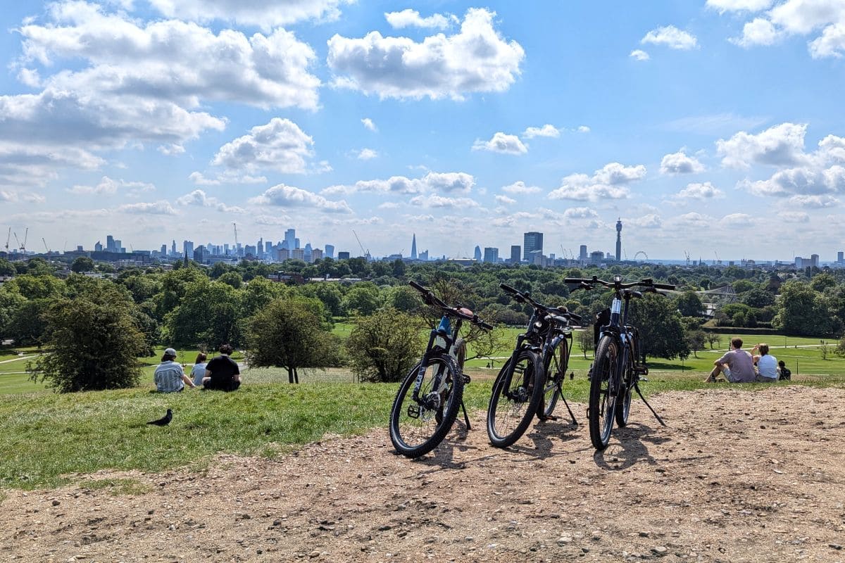 Londres-Paris à vélo : Guide et récommandations pour un voyage mémorable skyline londres depuis primrose hill