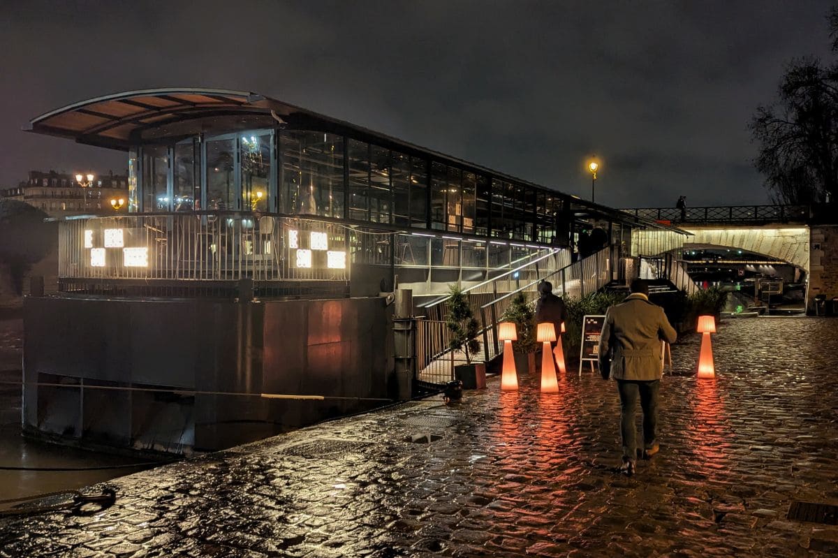 Saint-Valentin 2025 : Dîner spectacle jazz envoûtant à 70€ seulement ! acces a la peniche le son de la terre par le quai montebello