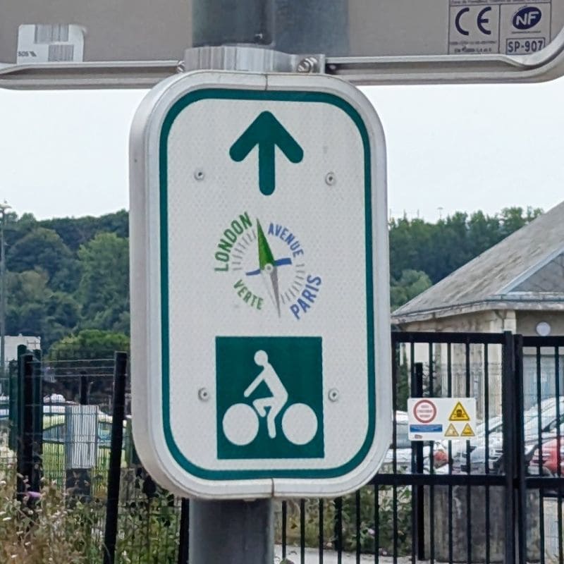 Londres-Paris à vélo : Guide et récommandations pour un voyage mémorable signaletique AVLP londres paris