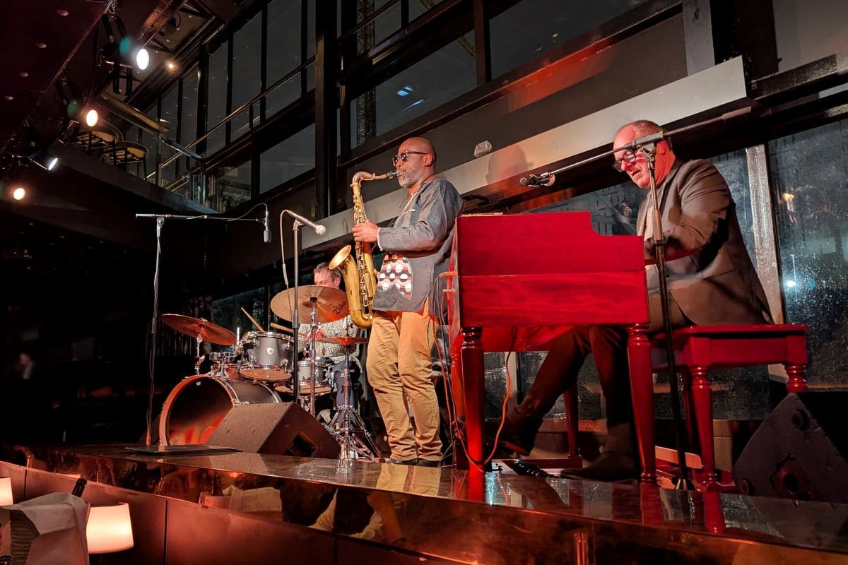 Saint-Valentin 2025 : Dîner spectacle jazz envoûtant à 70€ seulement ! concert jazz le son de la terre stefan patry