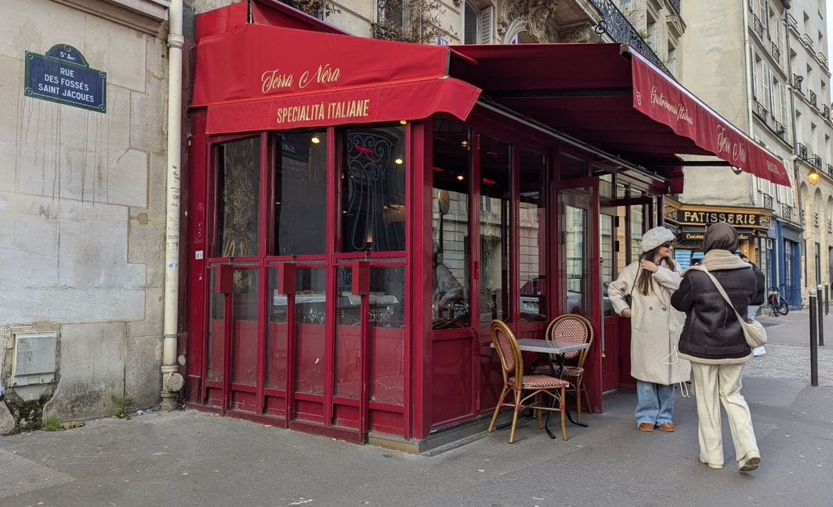 Visite Emily in Paris, lieux de tournage et secrets révélés ! emily in paris restaurant gabriel
