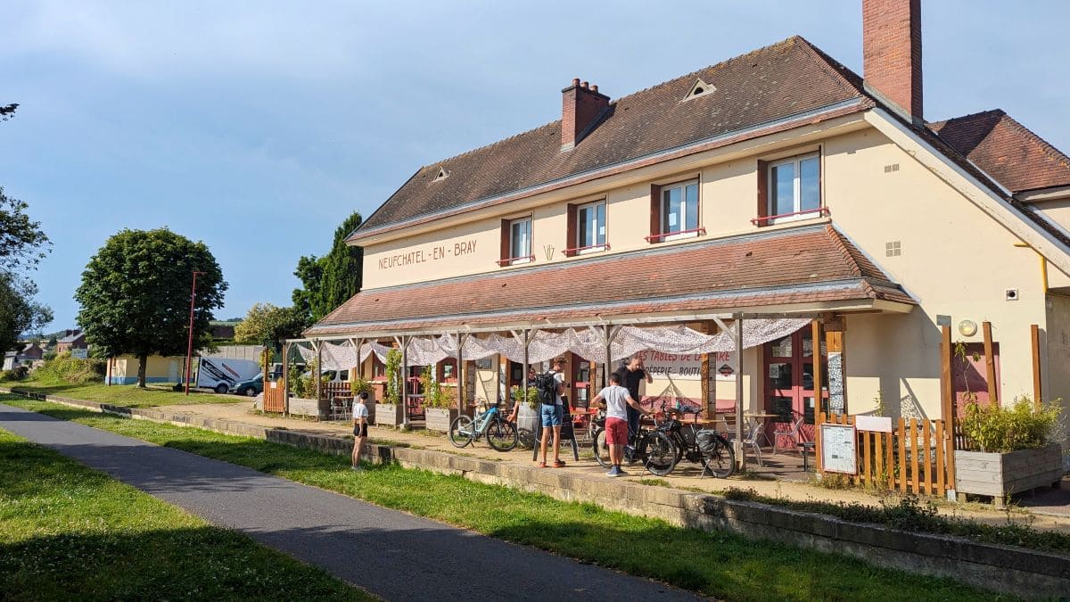 Londres-Paris à vélo : Guide et récommandations pour un voyage mémorable creperie les tables de la gare sur l avenue verte london paris en normandie