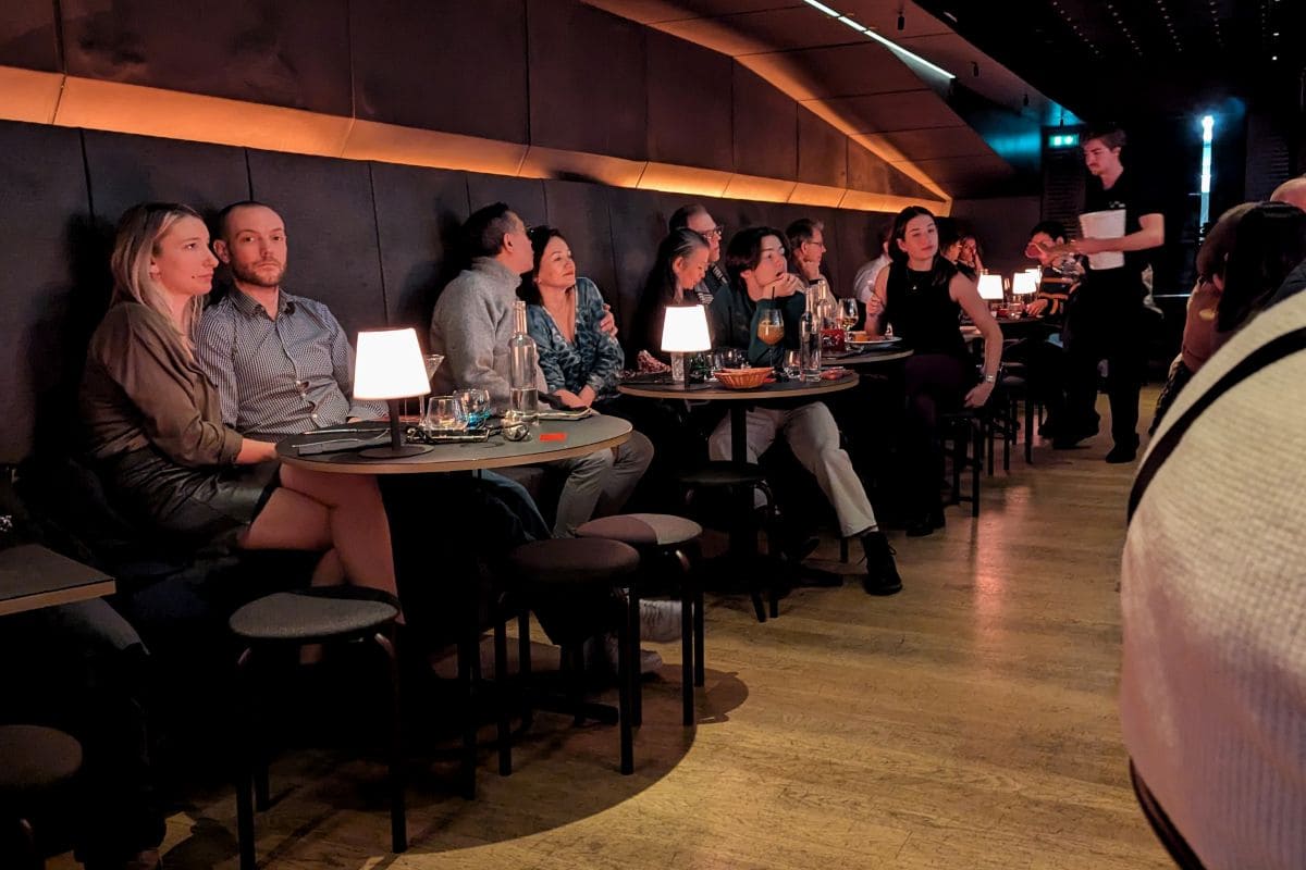 Saint-Valentin 2025 : Dîner spectacle jazz envoûtant à 70€ seulement ! salle du diner jazz saint valentin peniche du son de la terre