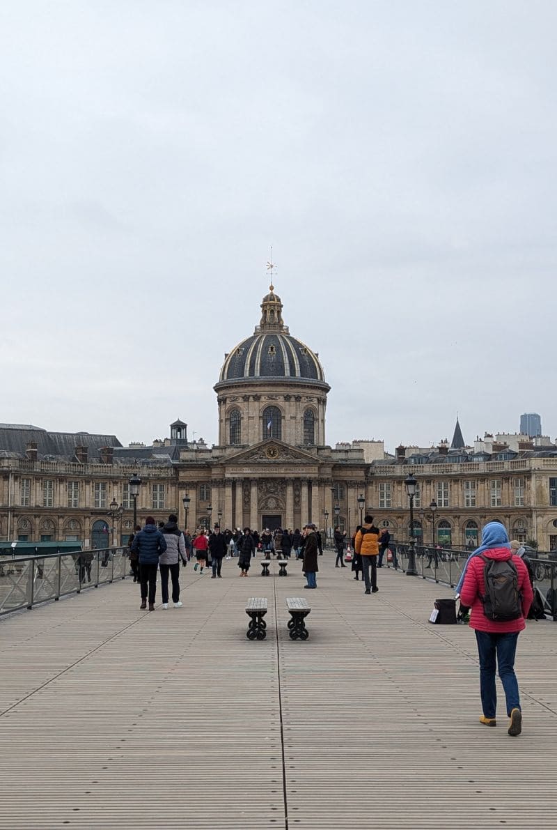 Visite Emily in Paris, lieux de tournage et secrets révélés ! sites tournage emily in paris pont des arts