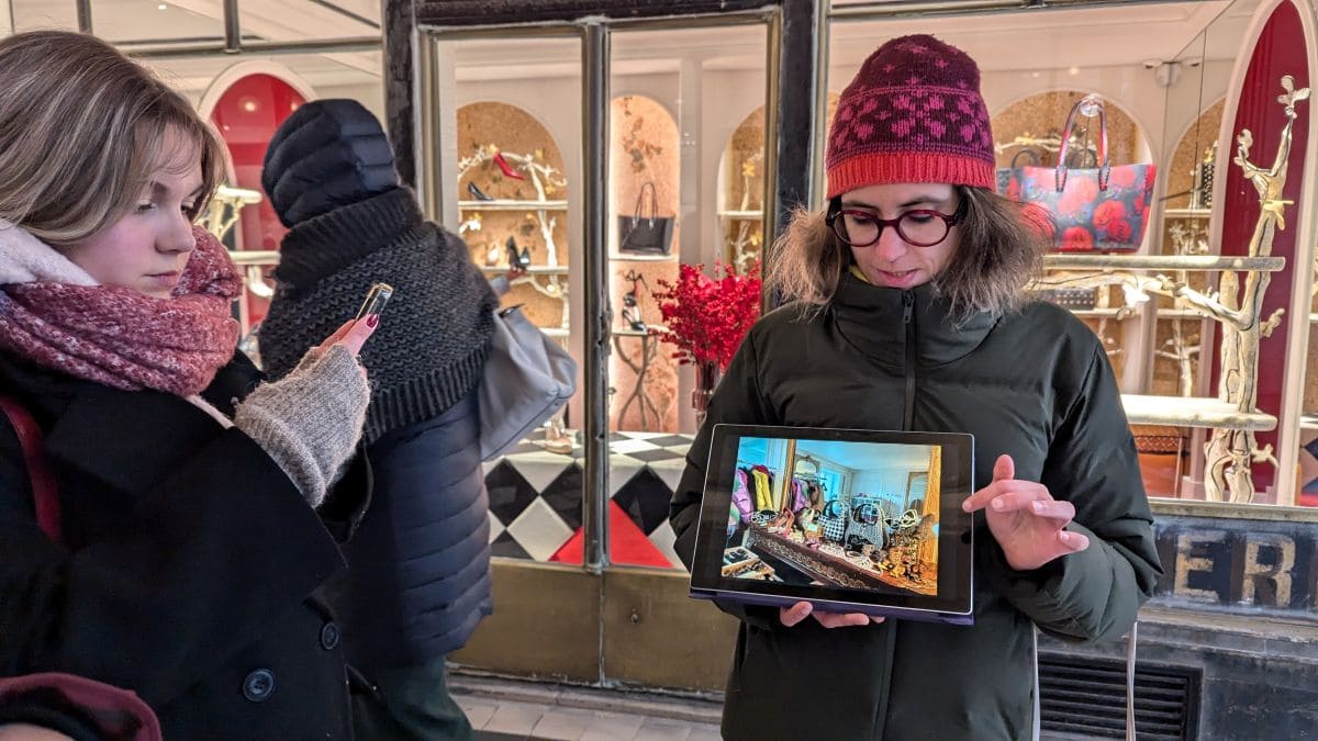 anecdotes sur les sites et moments de tournage de la serie emily in paris