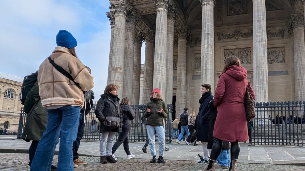 Visite Emily in Paris, lieux de tournage et secrets révélés ! visite guidee paris insolite dans les pas d emily in paris