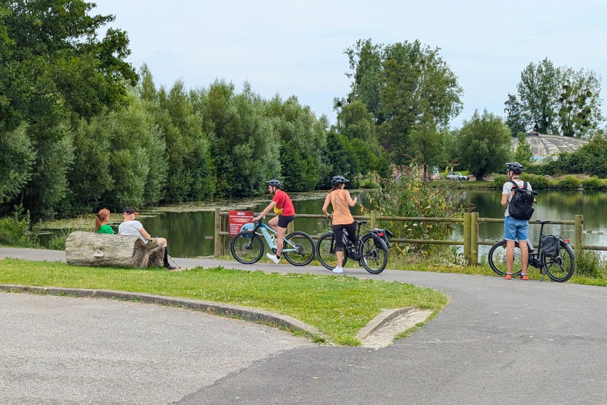 voyage-a-velo-avenue-verte-london-paris-pause-photo-devant-un-lac