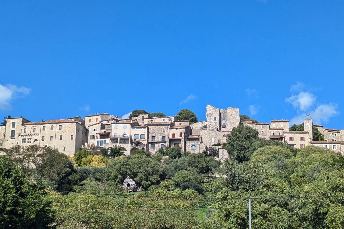 village-de-vezenobres-cevennes-vue-depuis-parking-bas-ciel-bleu