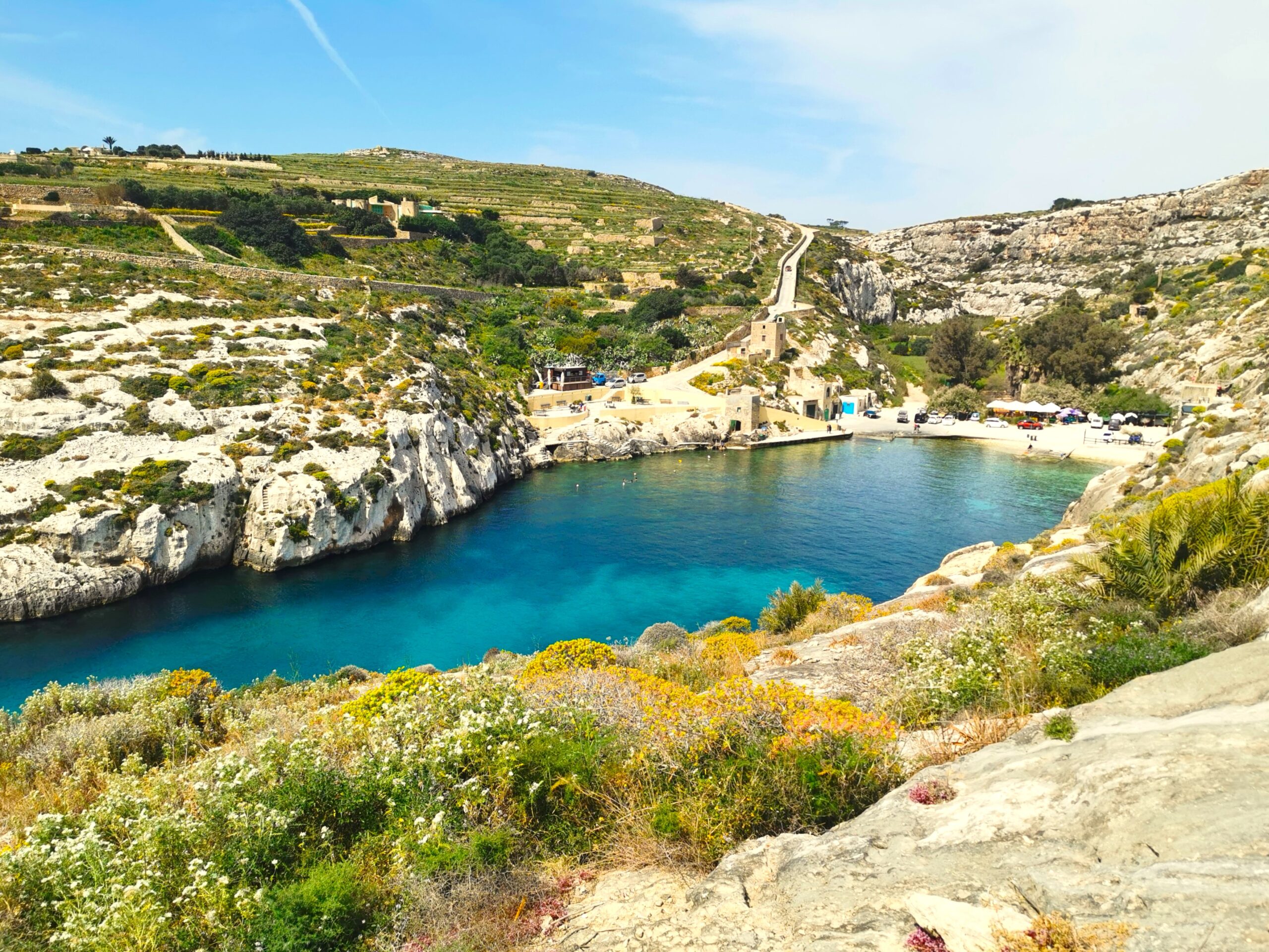 Visiter l ile de Gozo petite soeur de Malte - vue sur une petite crique isolee authentique accessible en randonnee