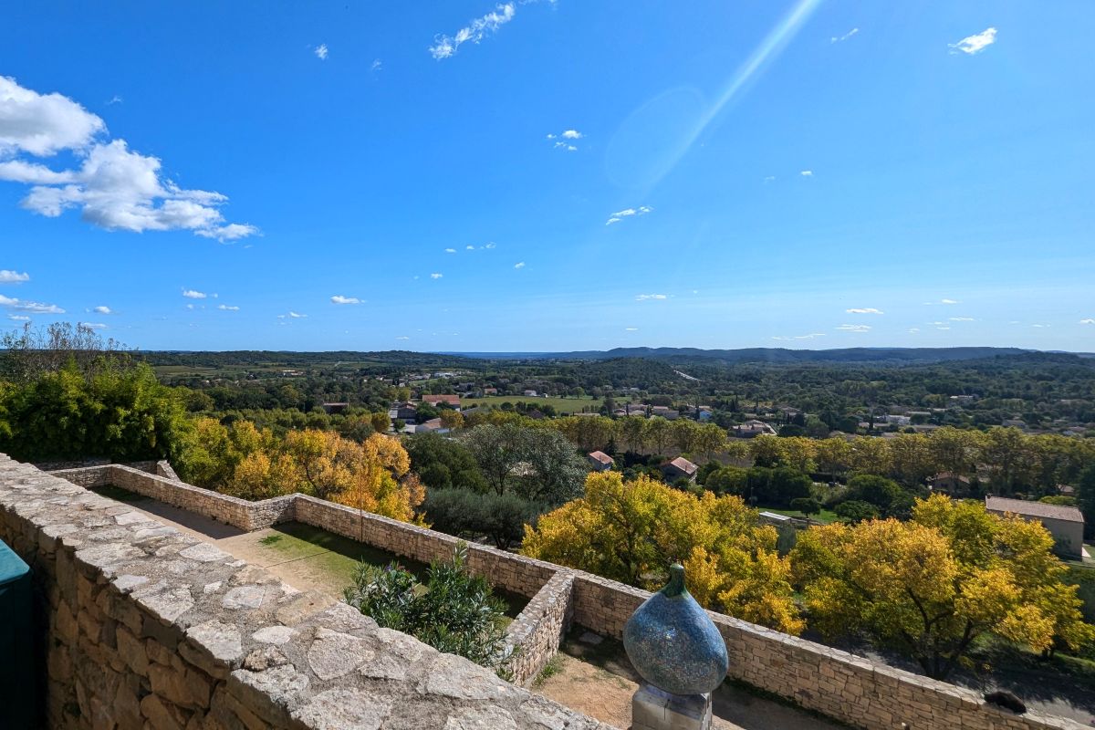 vue-panoramique-sur-vallee-du-gardon-depuis-village-de-vezenobres