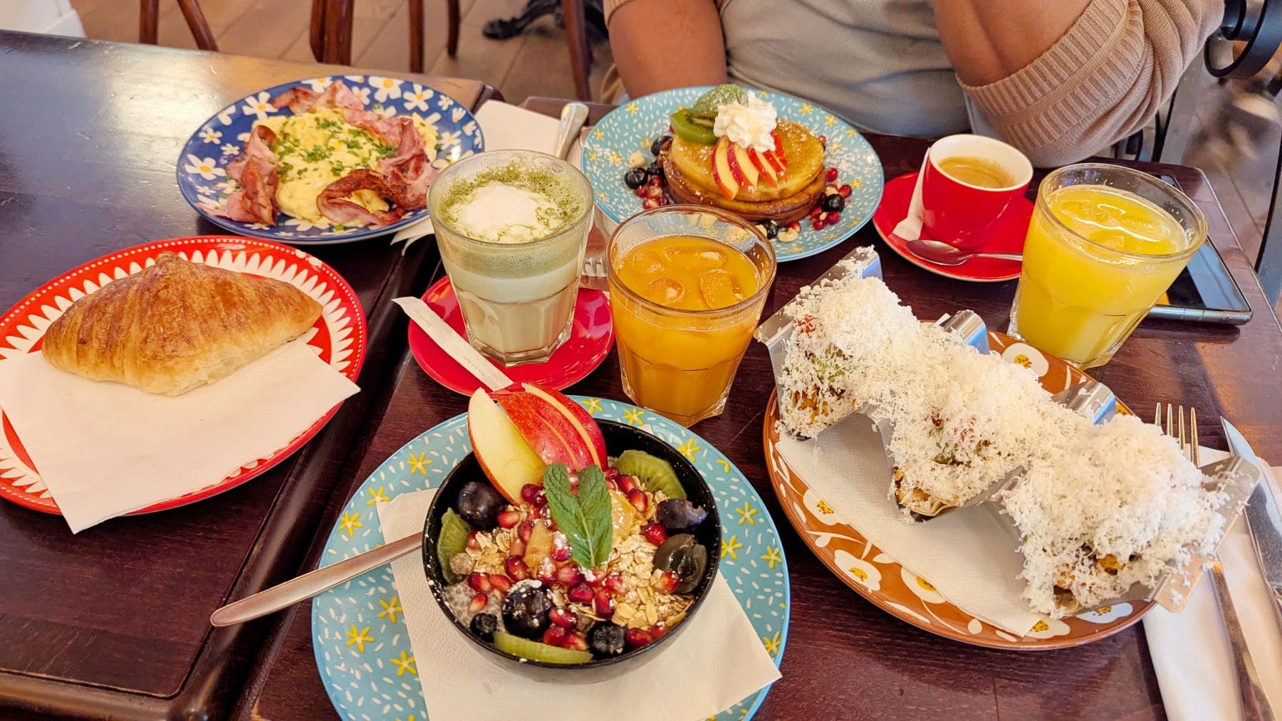 brunch pas cher du cafe ella servi a table