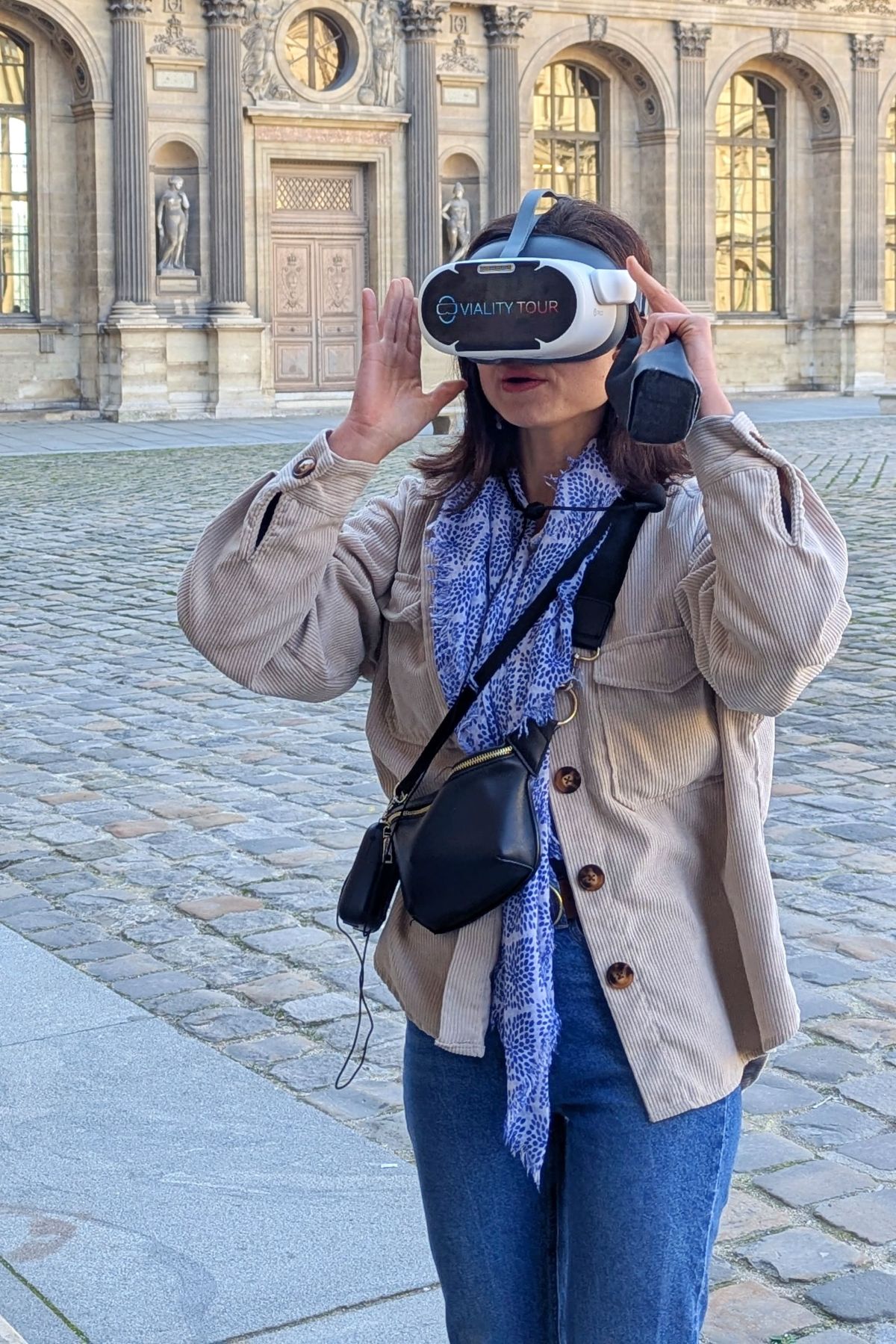 casque-realite-virtuelle-utilise-pendant-visite-louvre-viality-tour