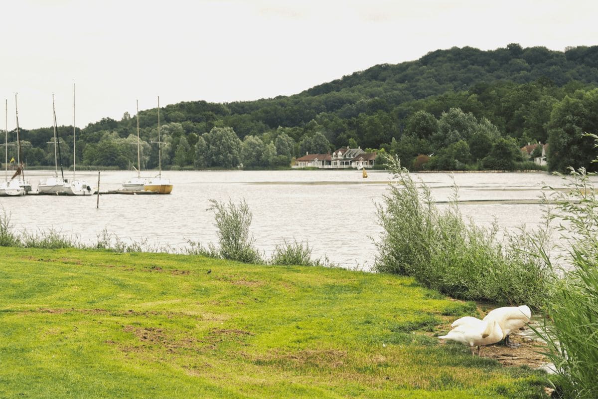 Vacances nature en amoureux 💗 3 spots parfaits pour s’évader à deux en France sans se ruiner ! lac autour du center parcs lac d'ailette