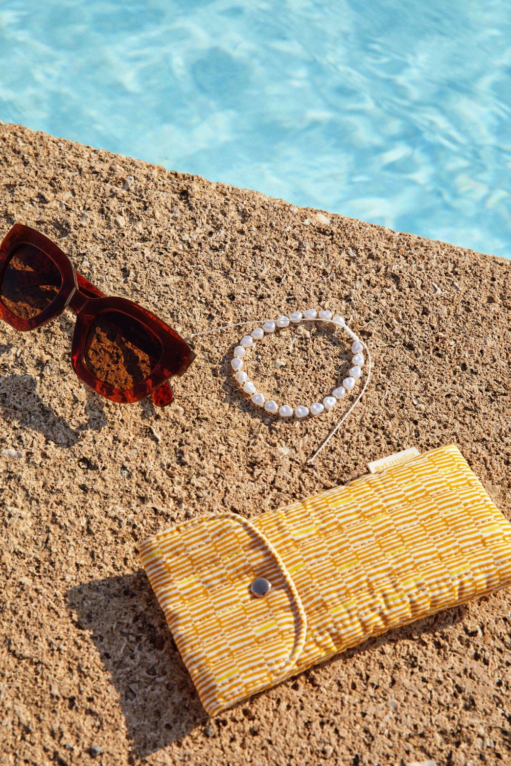 Lunettes de soleil bracelet et pochette telephone portable contenus dans box ete my little box