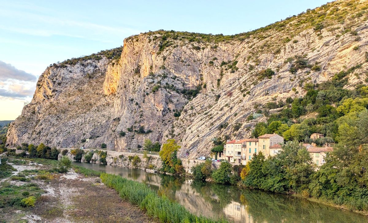 falaise à Anduze avec maison pour article où dormir dans les cevennes
