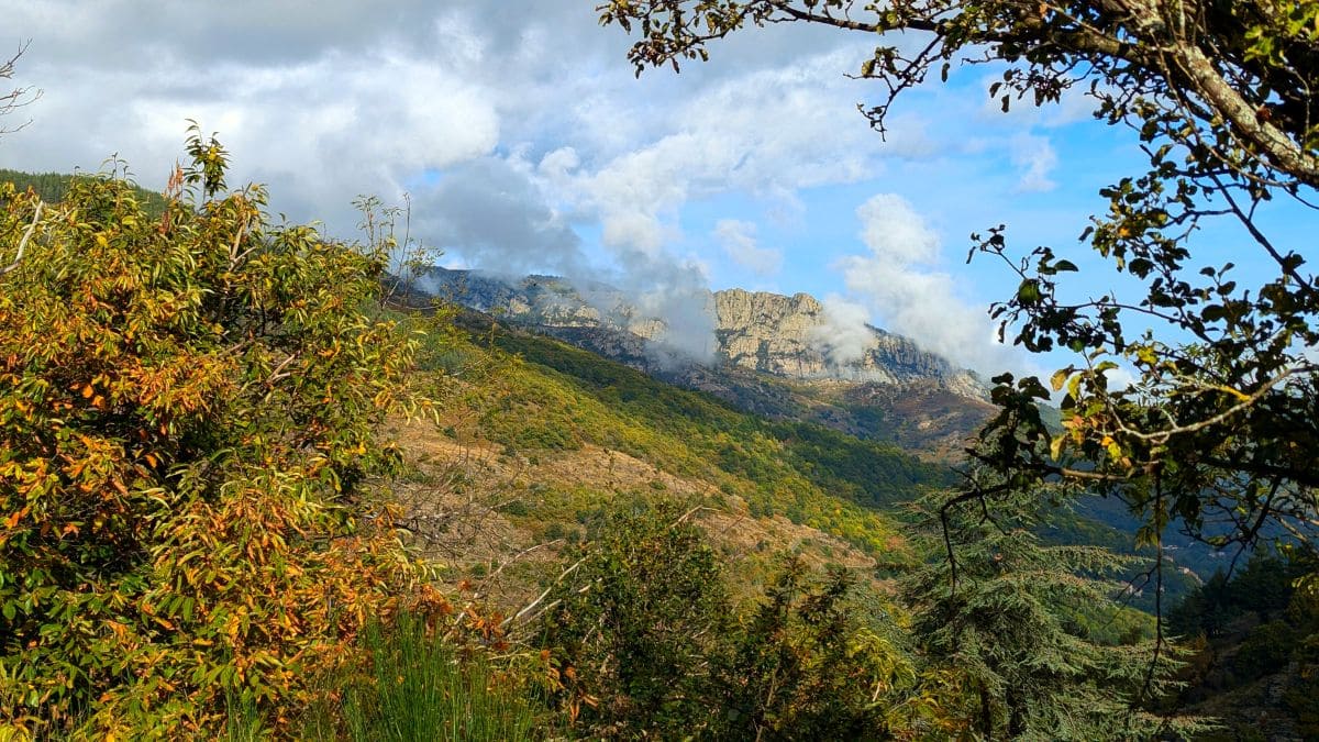 point de vue sur la montagne du parc des cevennes pendant un randonnee du villaret
