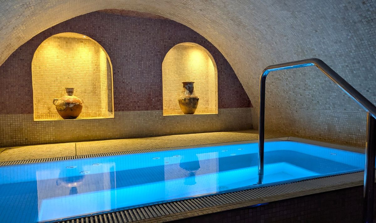 bassin bleu de la piscine du hammam O'kari a paris