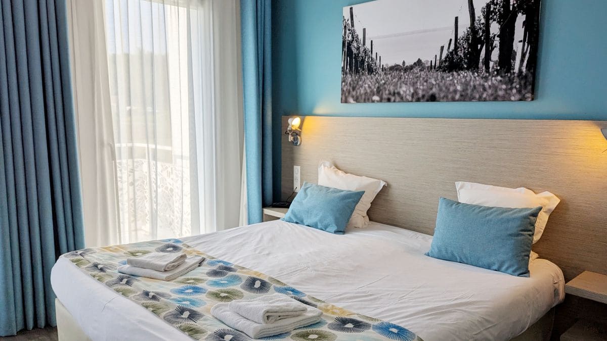 lit king size dans studio double hotel les coteaux de jonzac
