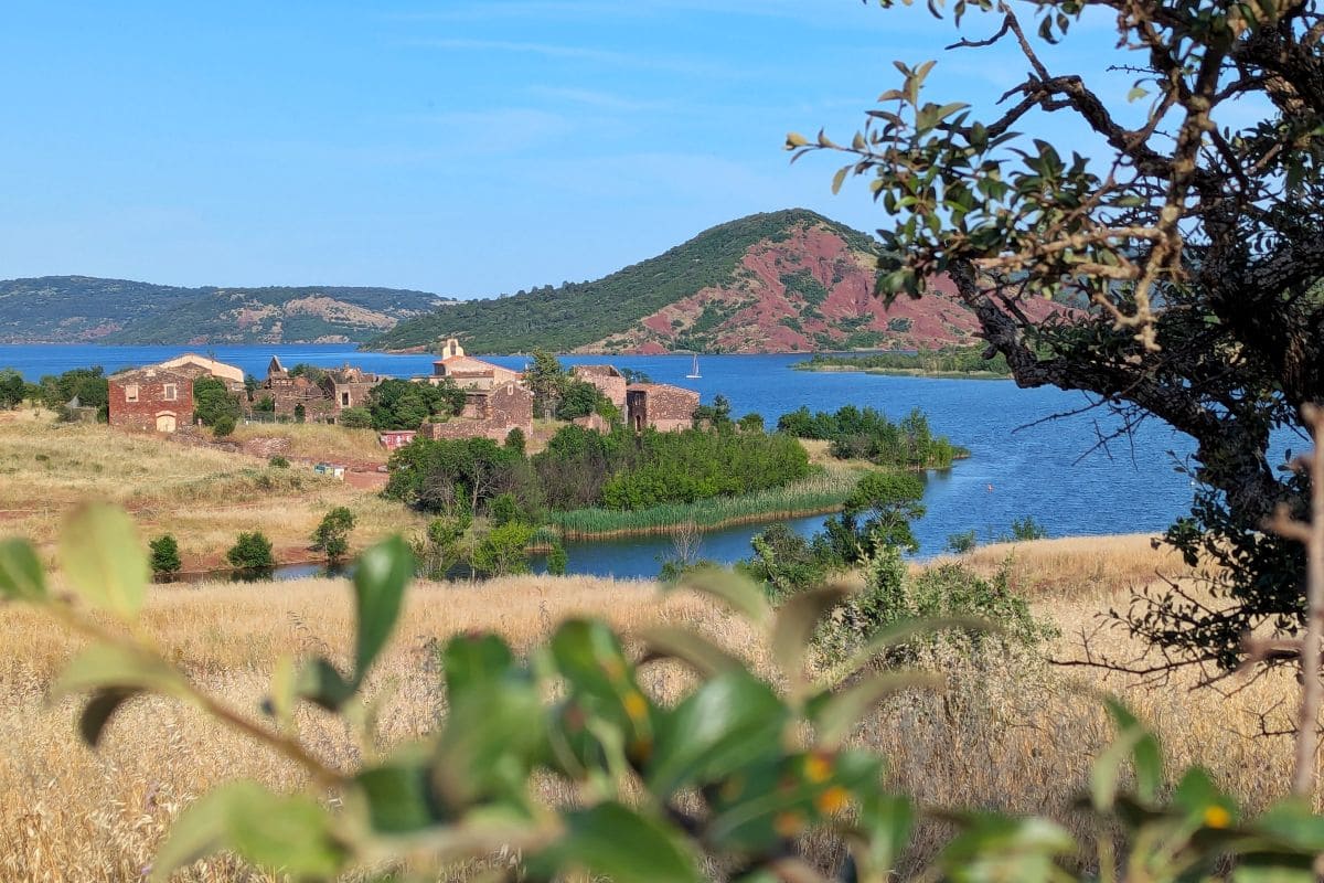 lac du salagou village de celles