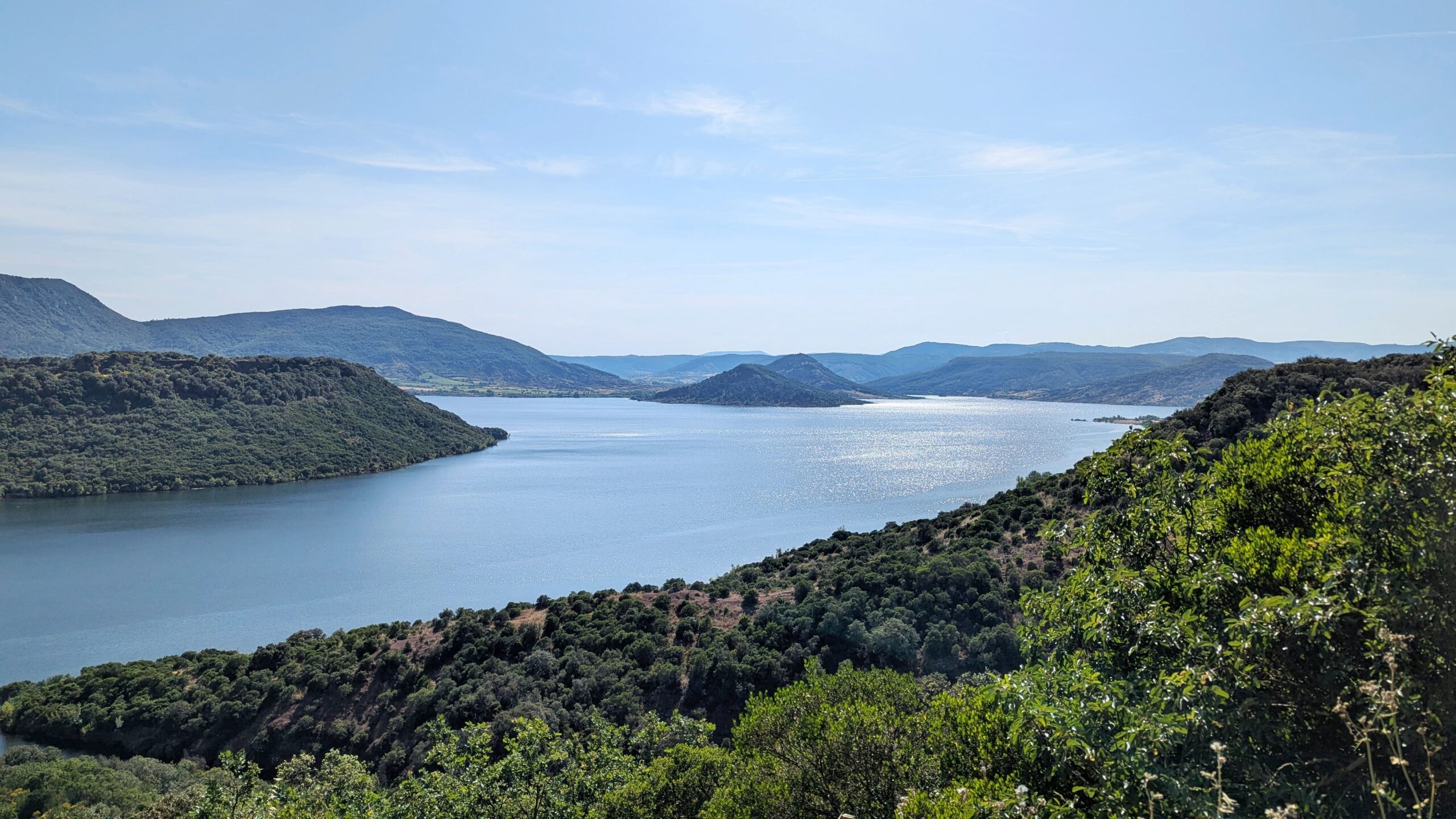 vue en hauteur sur le lac du salagou