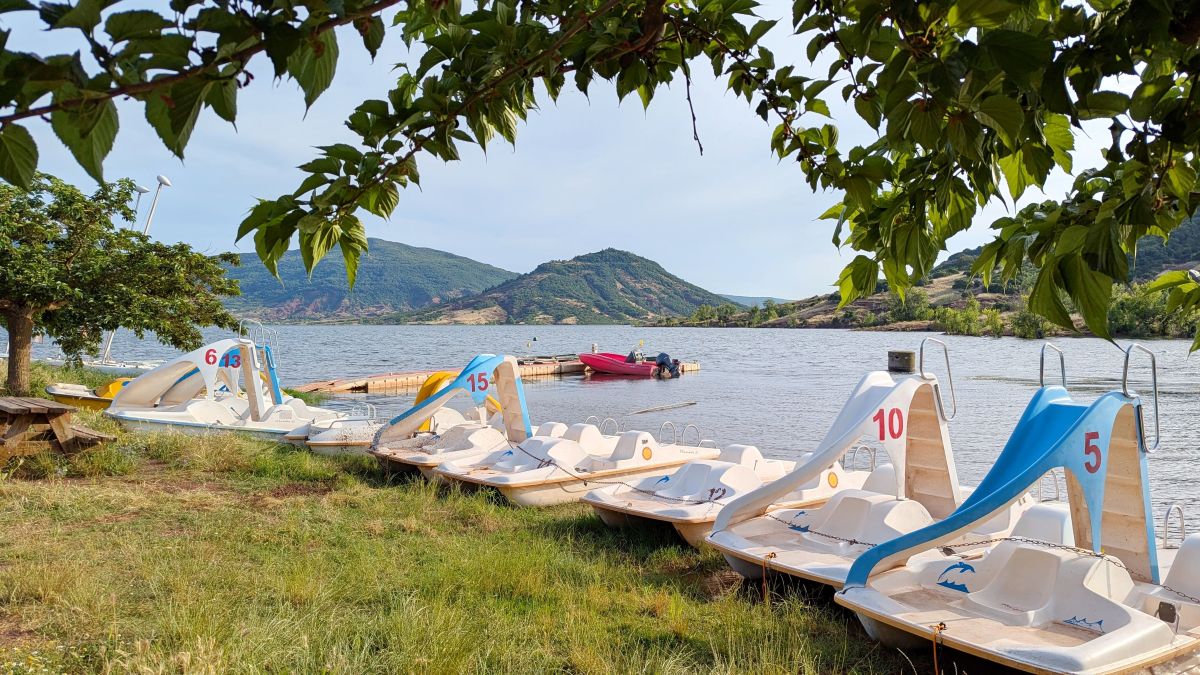 lac du salagou plage amenagee des vailhes et pedalo