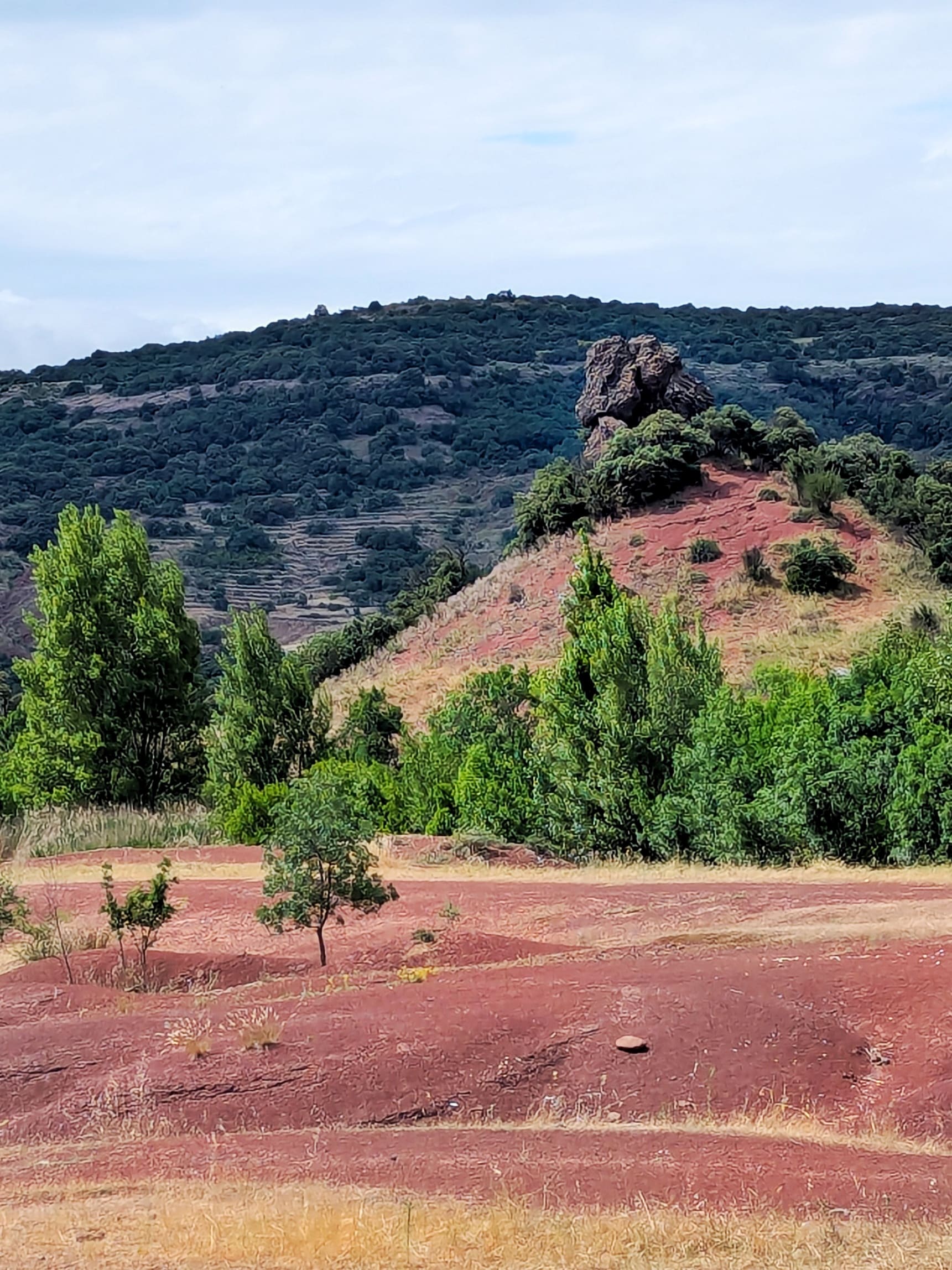 neck de la roque formation rocheuse volcanique observable a cote du lac du salagou